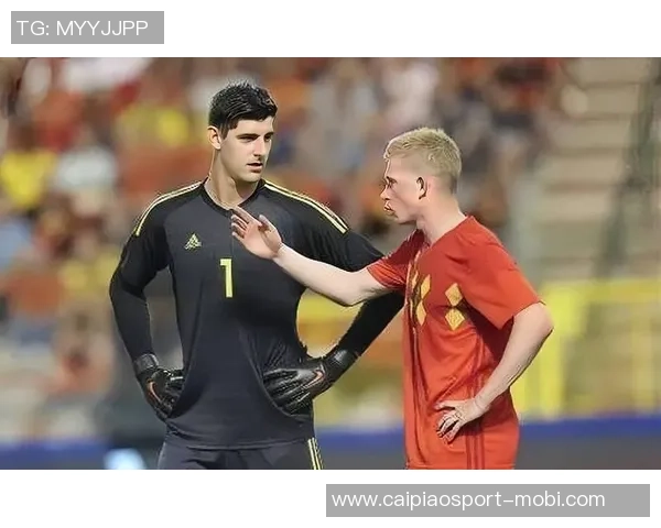 妻子社交媒体分享与库尔图瓦游戏夜照片展现休闲时光的乐趣 妻子社交媒体分享与库尔图瓦游戏夜照片展现休闲时光的乐趣